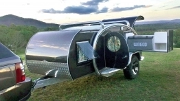 Off-roadowy Gidget Brumby wyposażony jest w dodatkową kuchnię, której jednym z głównych elementów jest lodówka Waeco o pojemności 95 litrów - zdjęcie 10